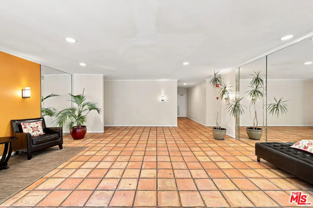 7270 Hillside Ave #205 Los Angeles, CA 90046