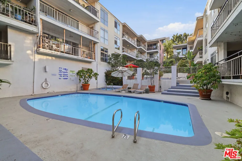 7270 Hillside Ave #205 Los Angeles, CA 90046