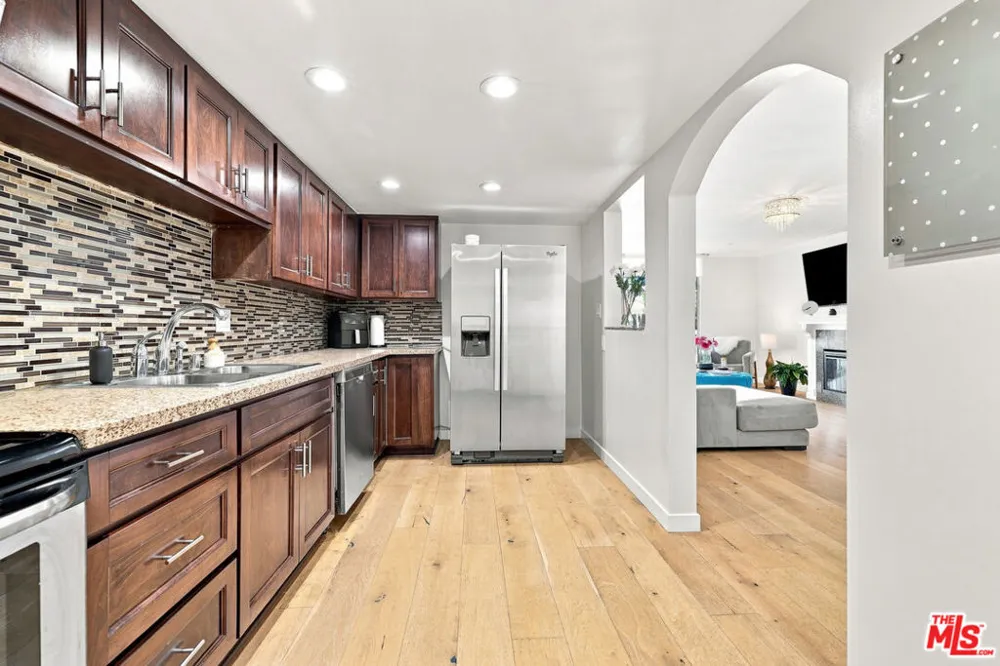 7270 Hillside Ave #205 Los Angeles, CA 90046