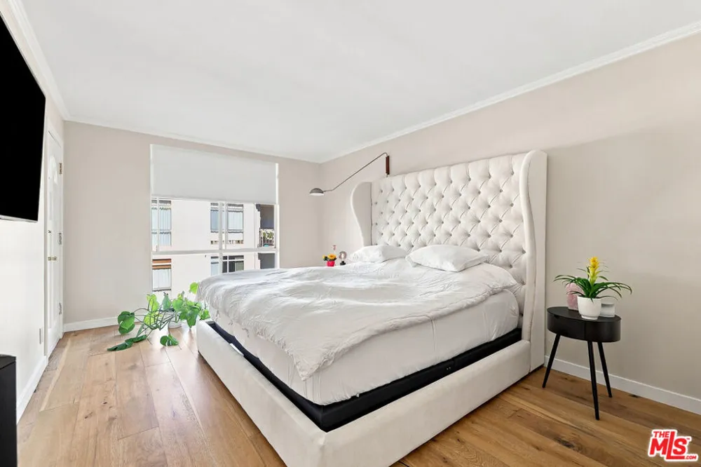 7270 Hillside Ave #205 Los Angeles, CA 90046