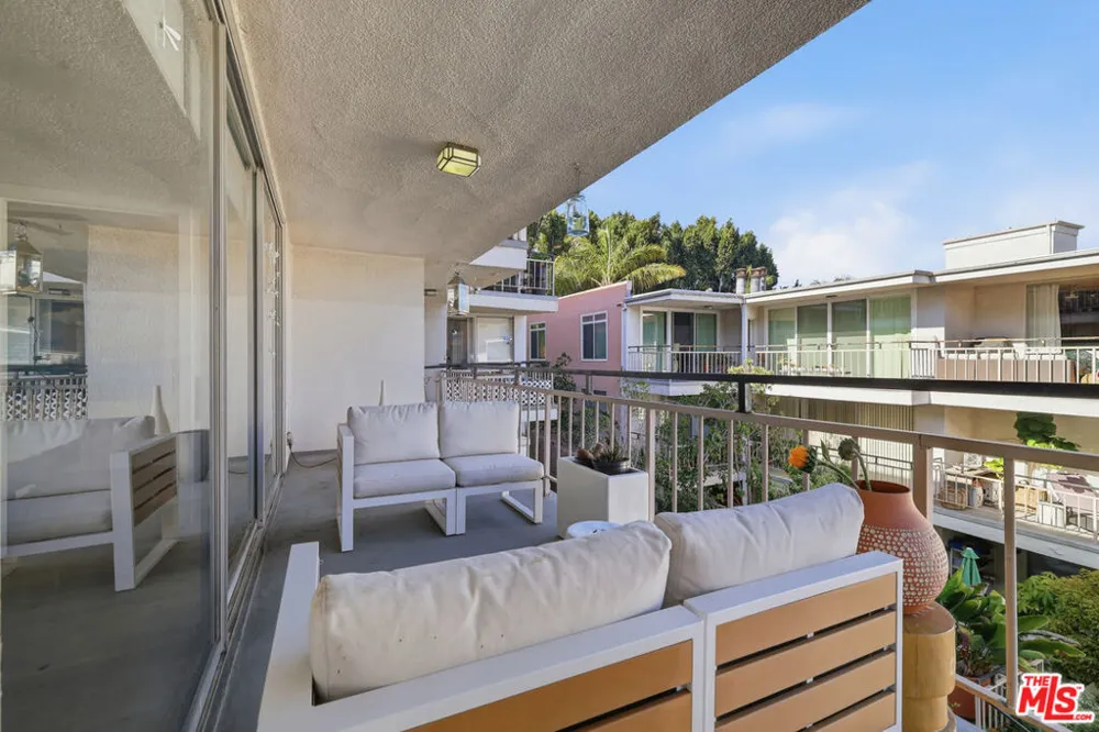 7270 Hillside Ave #205 Los Angeles, CA 90046