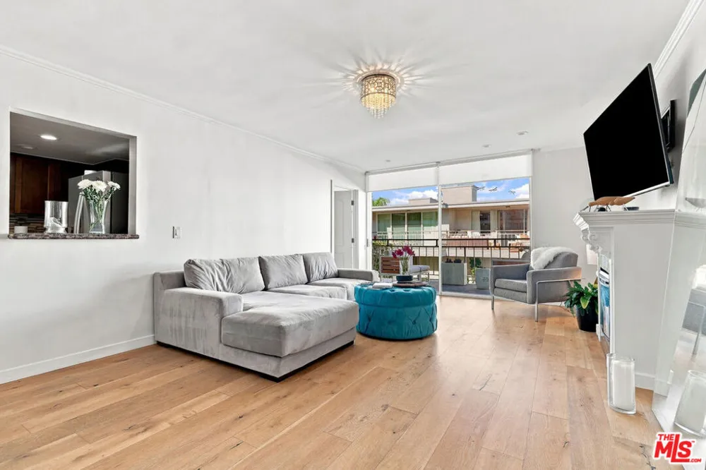 7270 Hillside Ave #205 Los Angeles, CA 90046