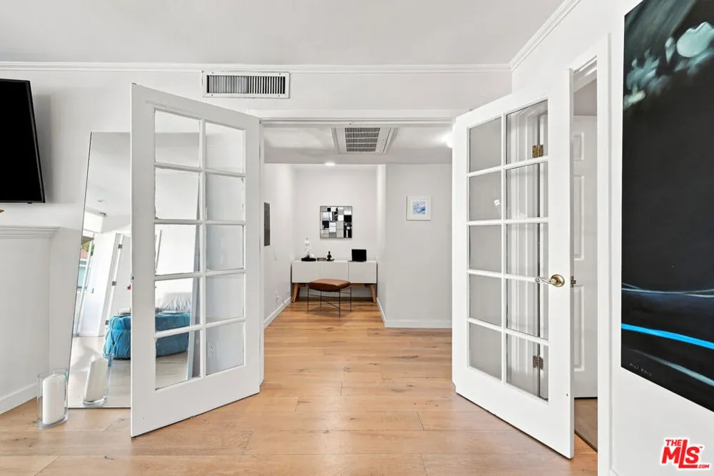 7270 Hillside Ave #205 Los Angeles, CA 90046