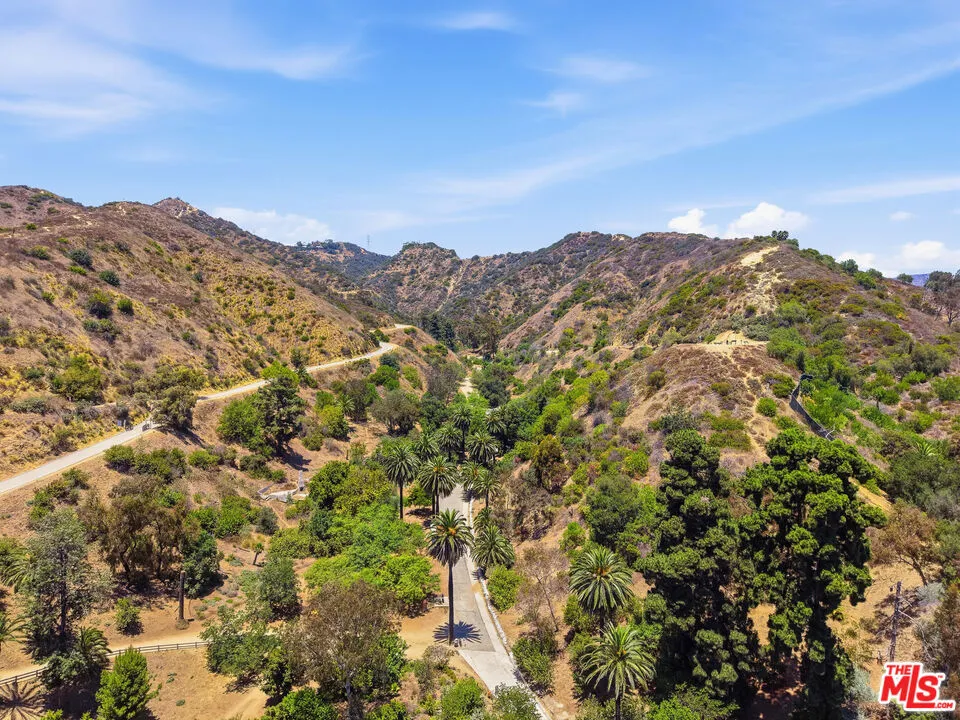 7270 Hillside Ave #205 Los Angeles, CA 90046