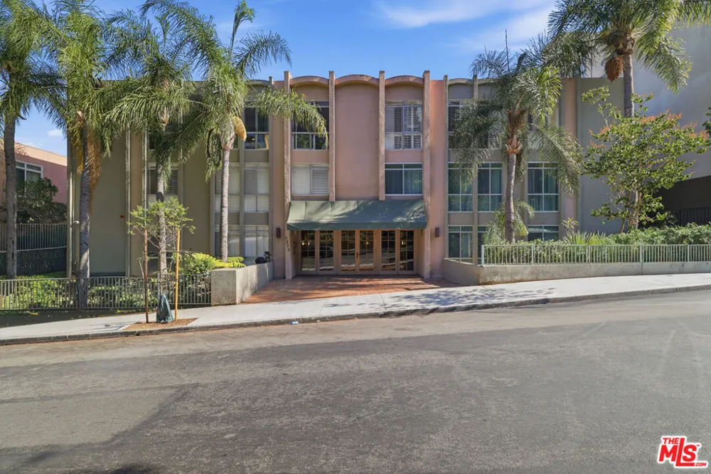 7270 Hillside Ave #205 Los Angeles, CA 90046