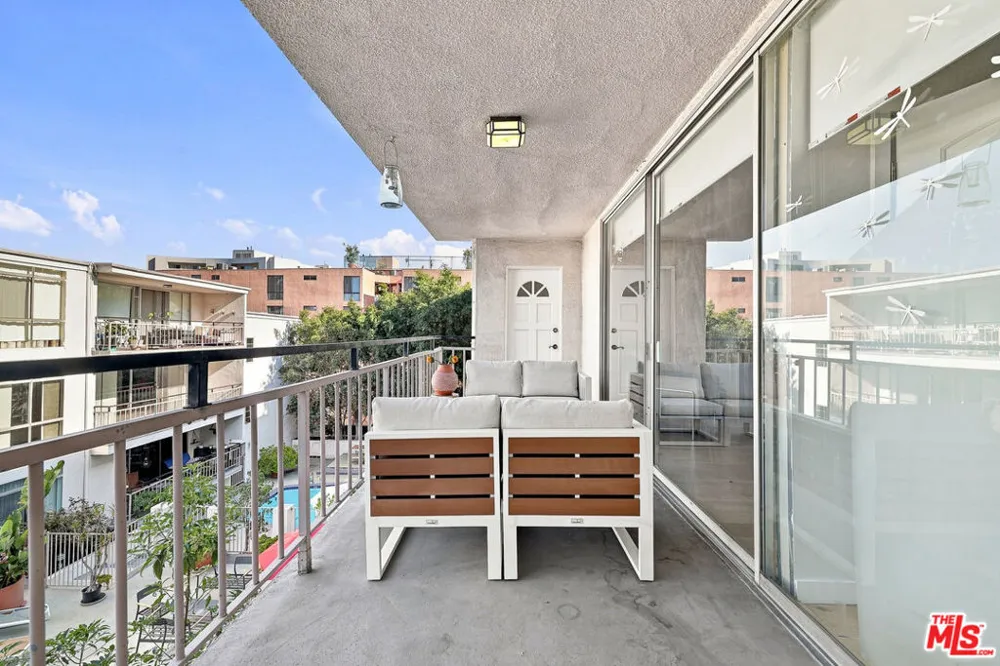 7270 Hillside Ave #205 Los Angeles, CA 90046