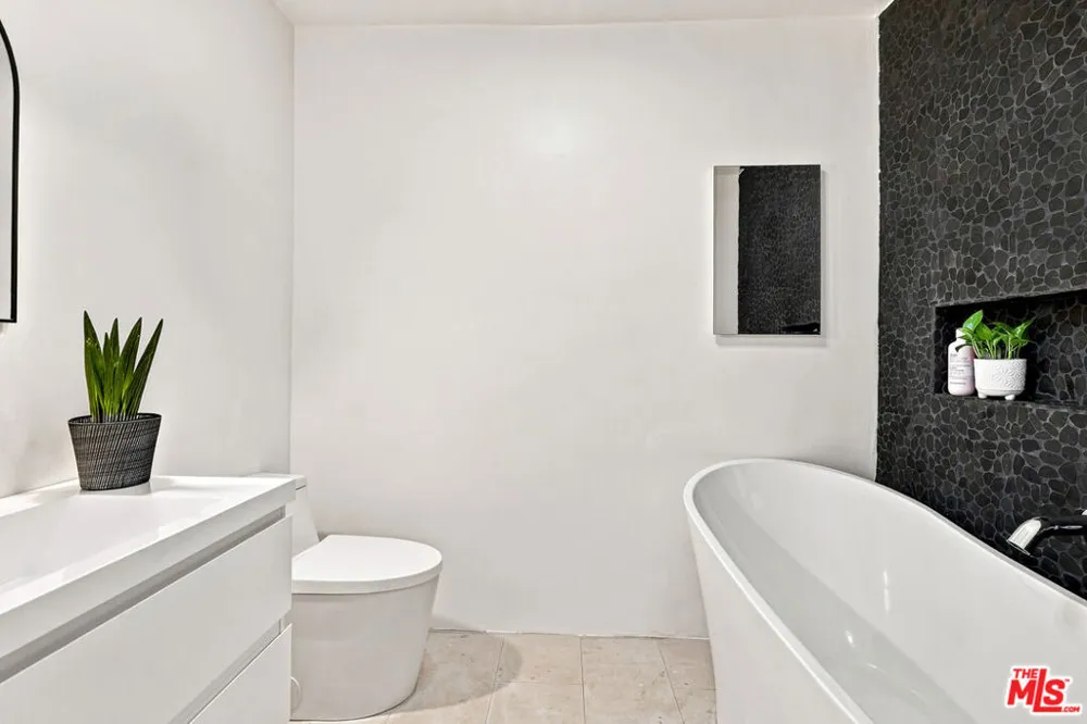 7270 Hillside Ave #205 Los Angeles, CA 90046