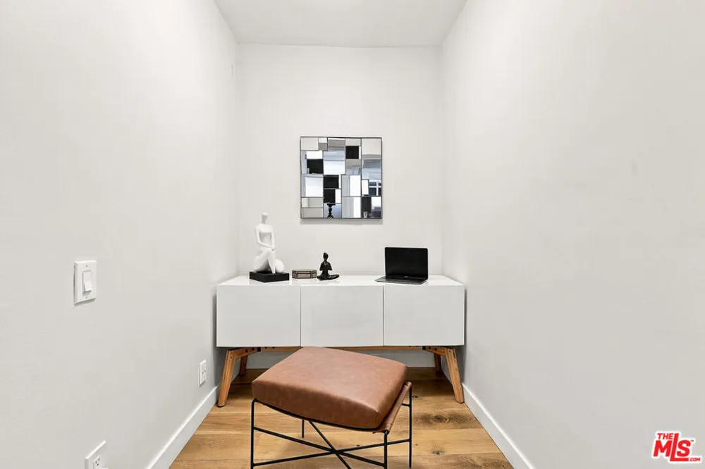 7270 Hillside Ave #205 Los Angeles, CA 90046