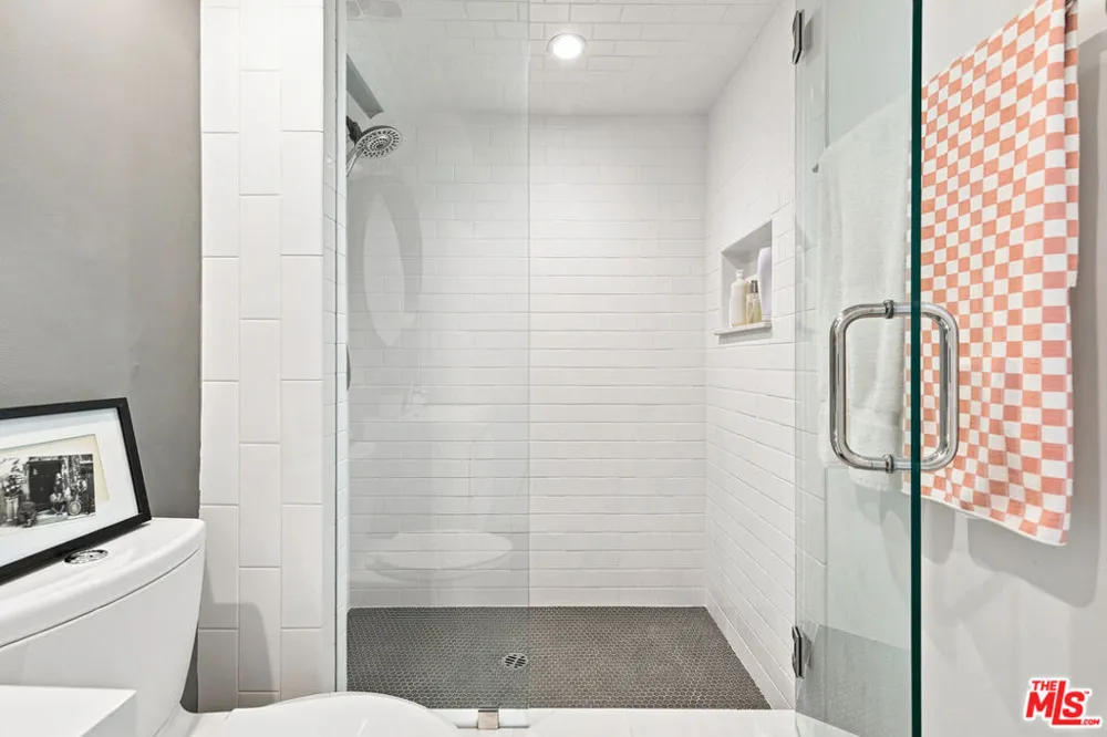 7270 Hillside Ave #205 Los Angeles, CA 90046