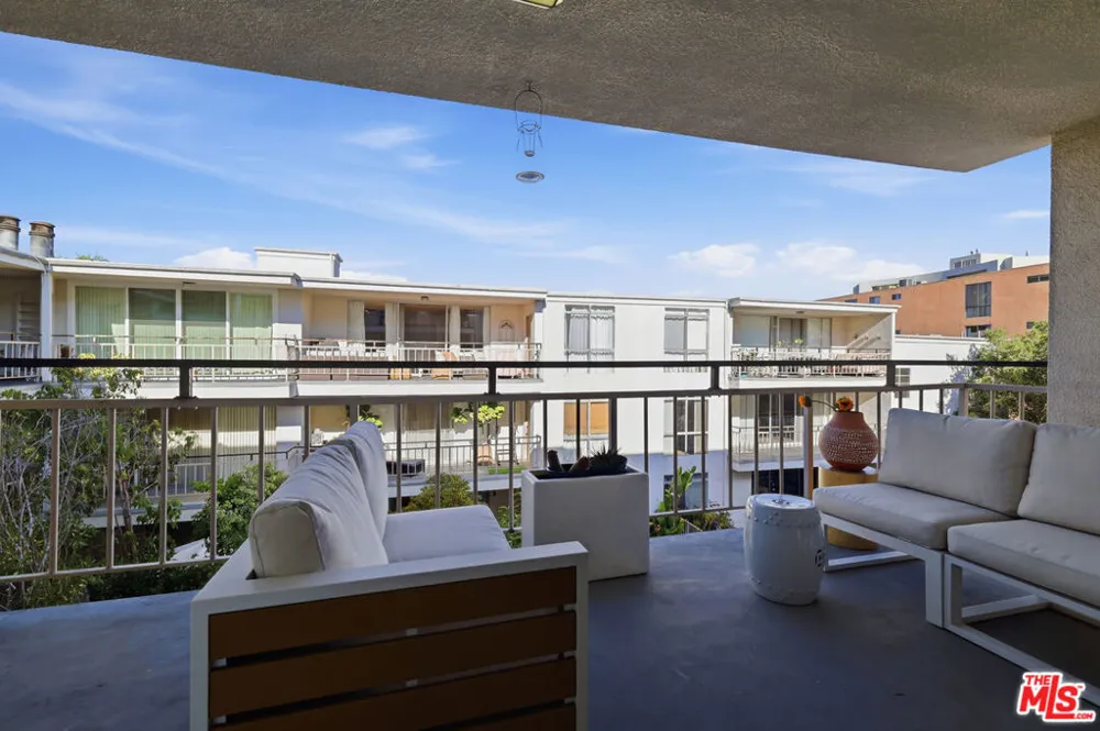 7270 Hillside Ave #205 Los Angeles, CA 90046