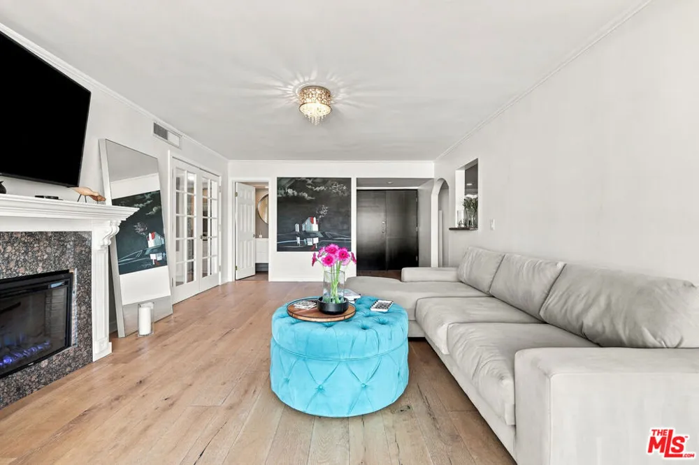 7270 Hillside Ave #205 Los Angeles, CA 90046
