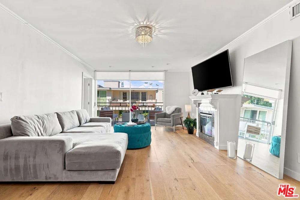 7270 Hillside Ave #205 Los Angeles, CA 90046