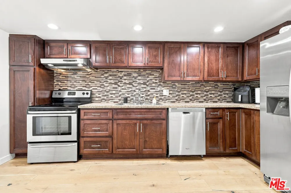 7270 Hillside Ave #205 Los Angeles, CA 90046