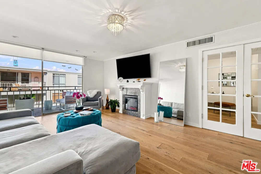 7270 Hillside Ave #205 Los Angeles, CA 90046