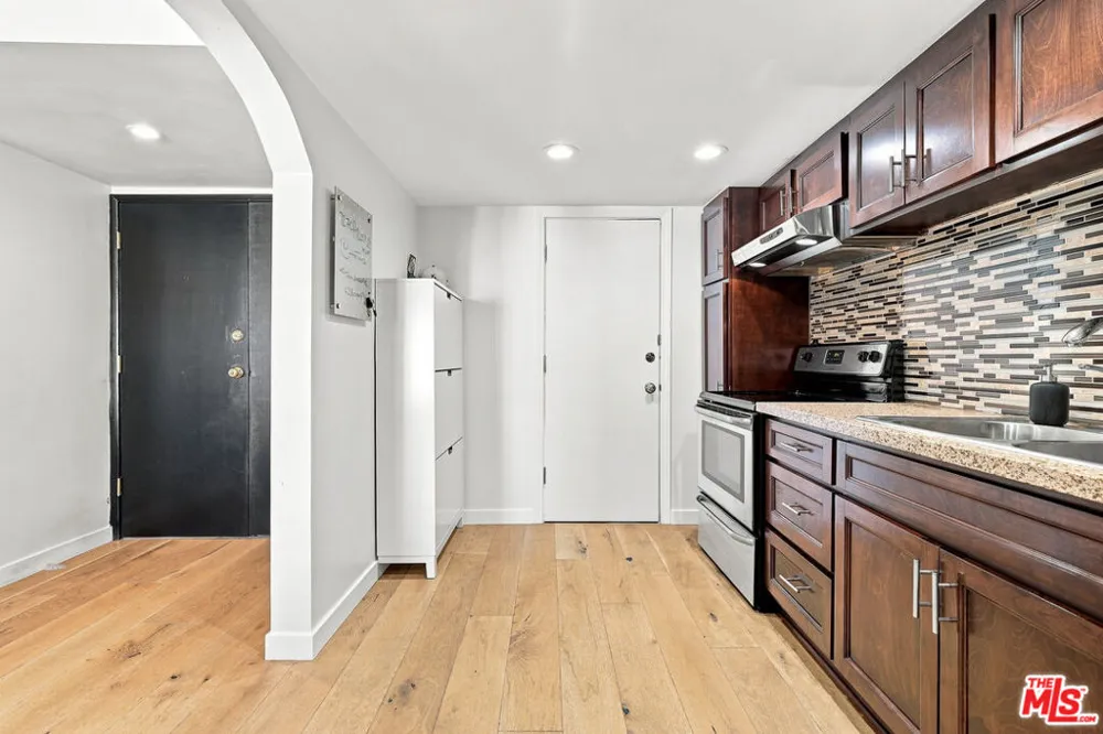 7270 Hillside Ave #205 Los Angeles, CA 90046