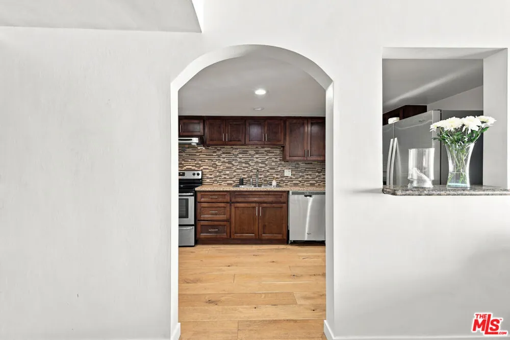 7270 Hillside Ave #205 Los Angeles, CA 90046