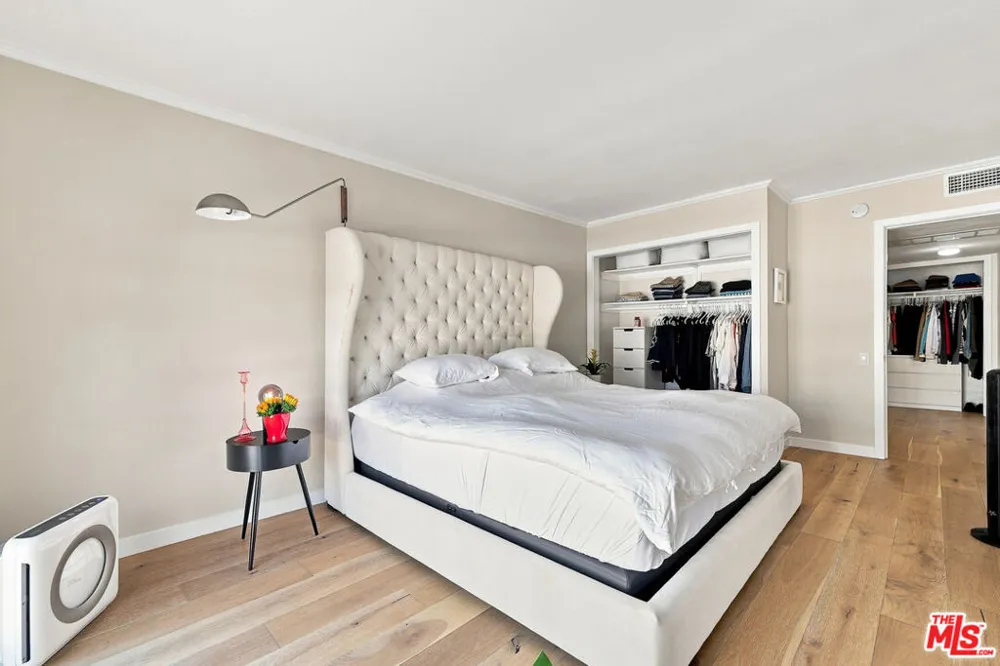 7270 Hillside Ave #205 Los Angeles, CA 90046
