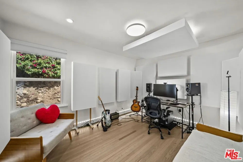 6295 Ivarene Avenue Los Angeles, CA 90068