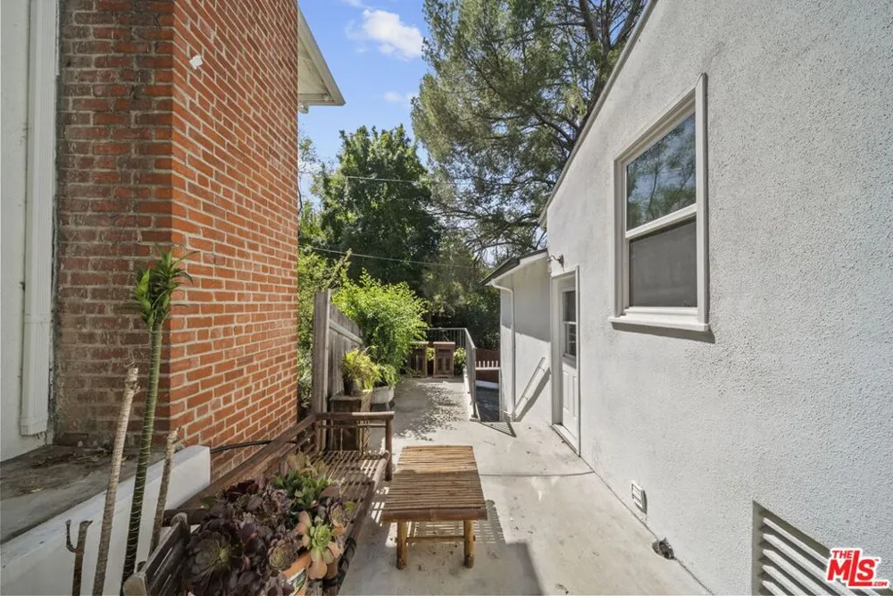 6295 Ivarene Avenue Los Angeles, CA 90068