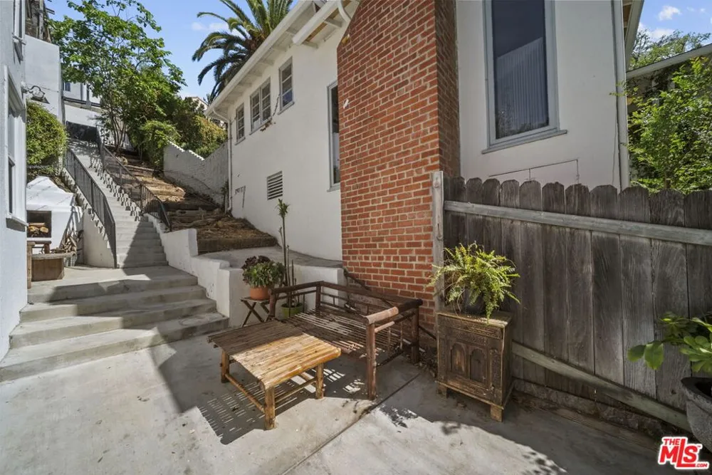 6295 Ivarene Avenue Los Angeles, CA 90068