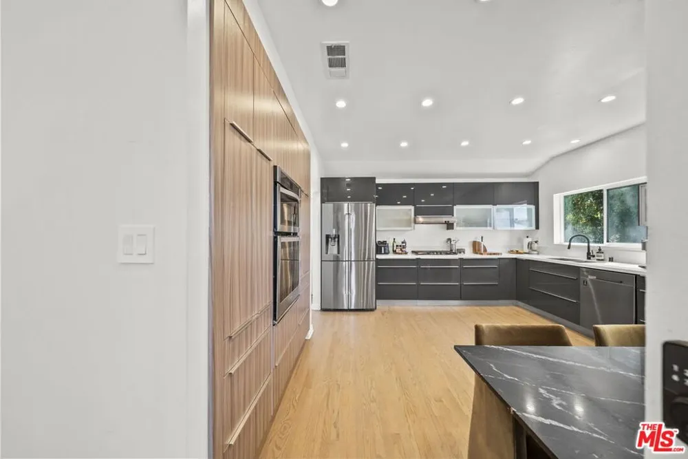 6295 Ivarene Avenue Los Angeles, CA 90068