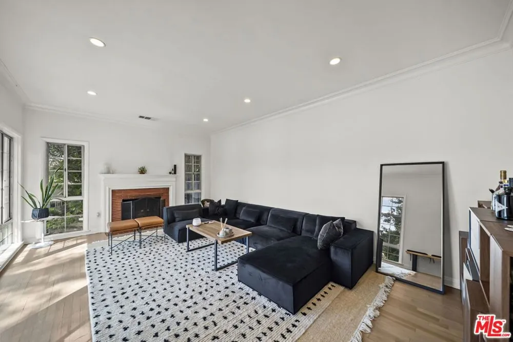 6295 Ivarene Avenue Los Angeles, CA 90068