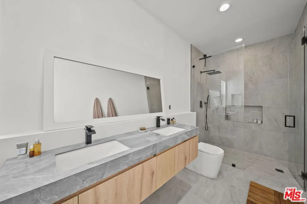 6295 Ivarene Avenue Los Angeles, CA 90068