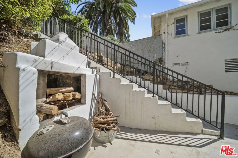 6295 Ivarene Avenue Los Angeles, CA 90068
