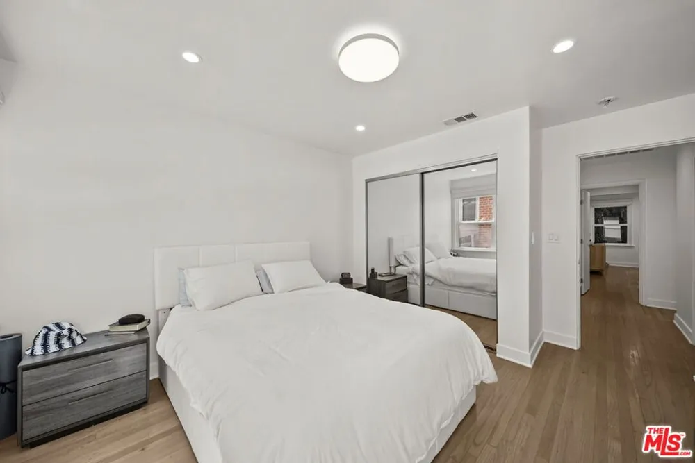 6295 Ivarene Avenue Los Angeles, CA 90068