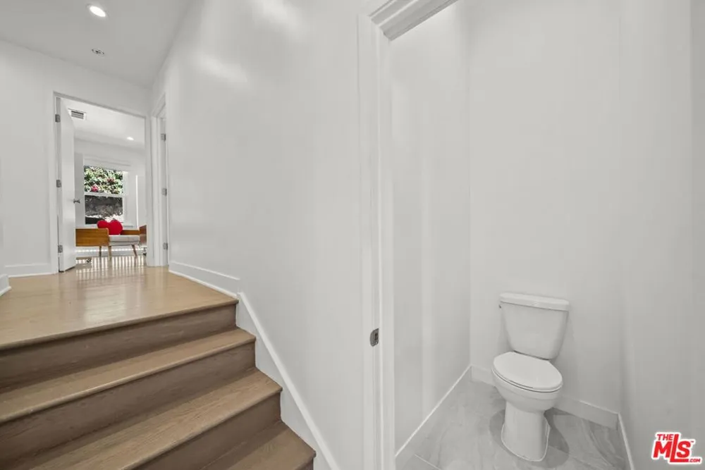 6295 Ivarene Avenue Los Angeles, CA 90068