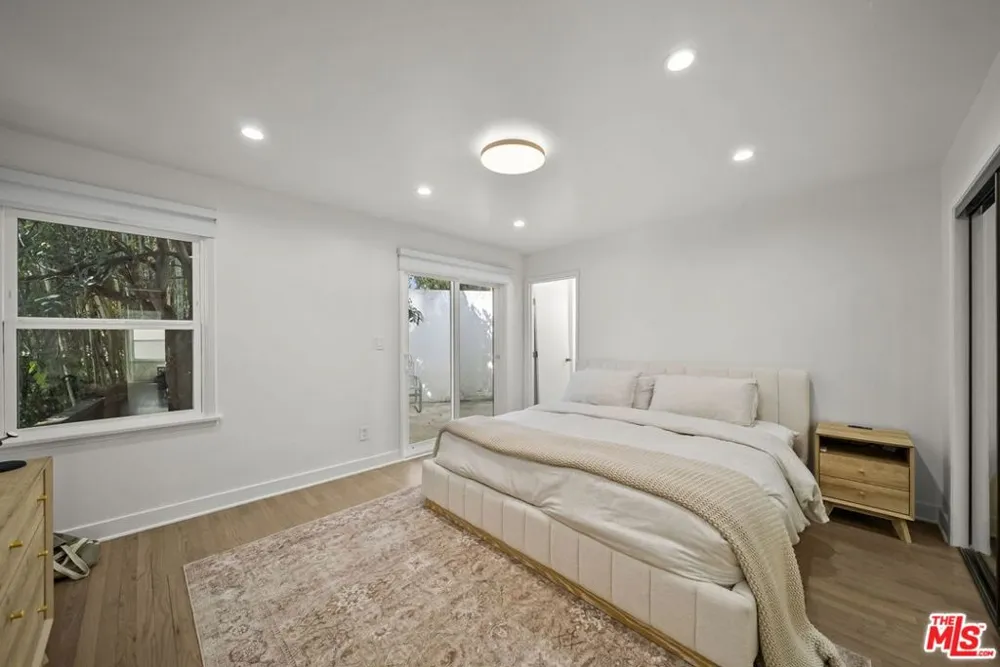 6295 Ivarene Avenue Los Angeles, CA 90068