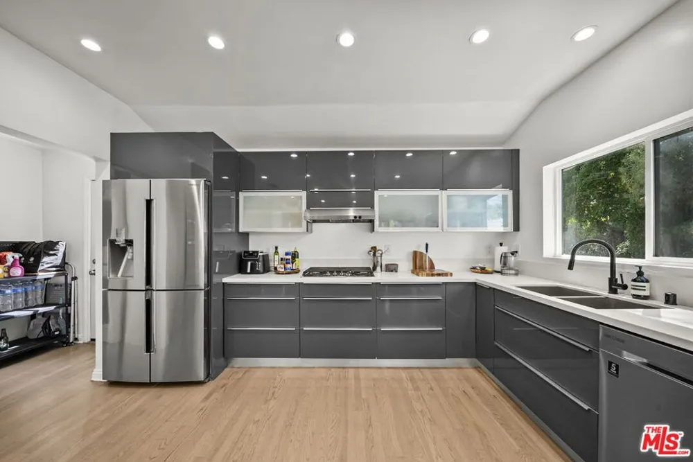 6295 Ivarene Avenue Los Angeles, CA 90068