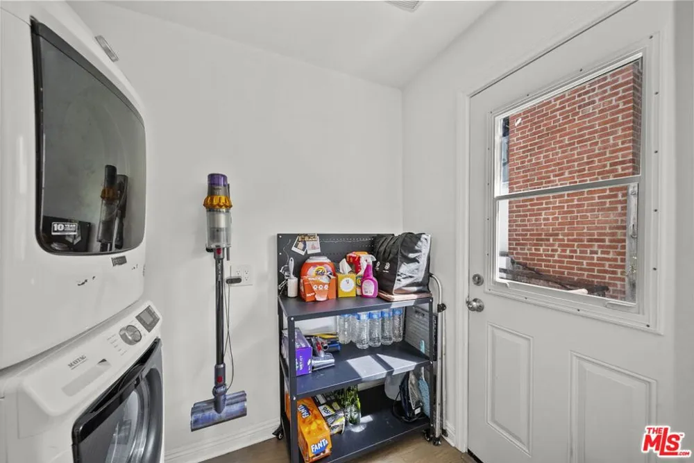 6295 Ivarene Avenue Los Angeles, CA 90068