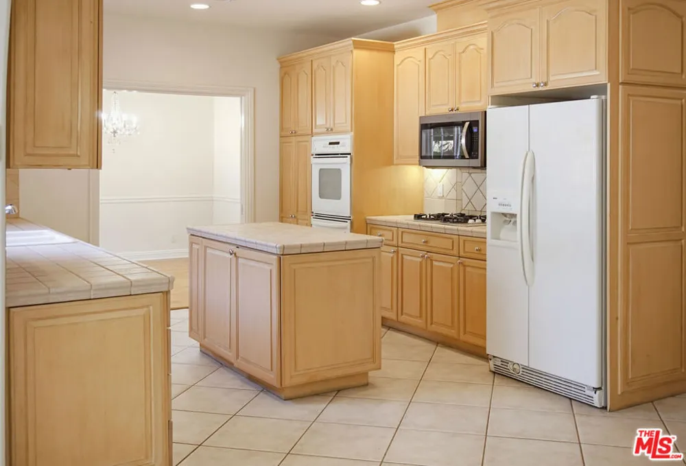 8485 Val Verde Drive West Hills, CA 91304