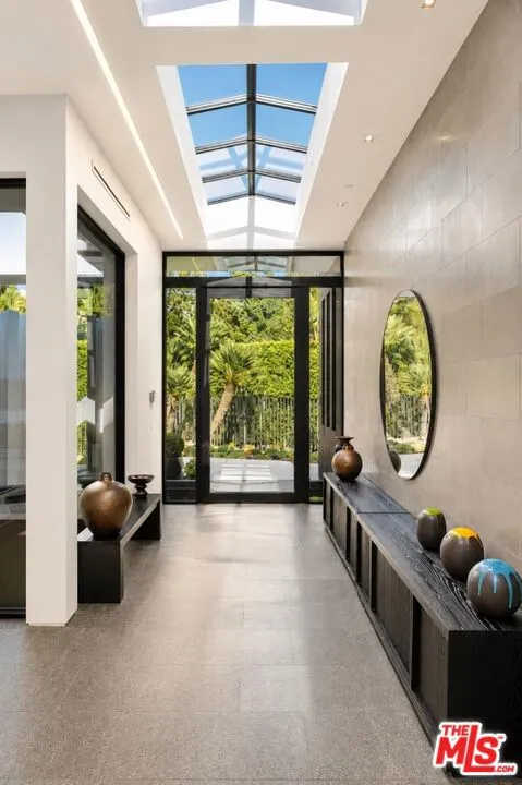 1049 Loma Vista Drive Beverly Hills, CA 90210