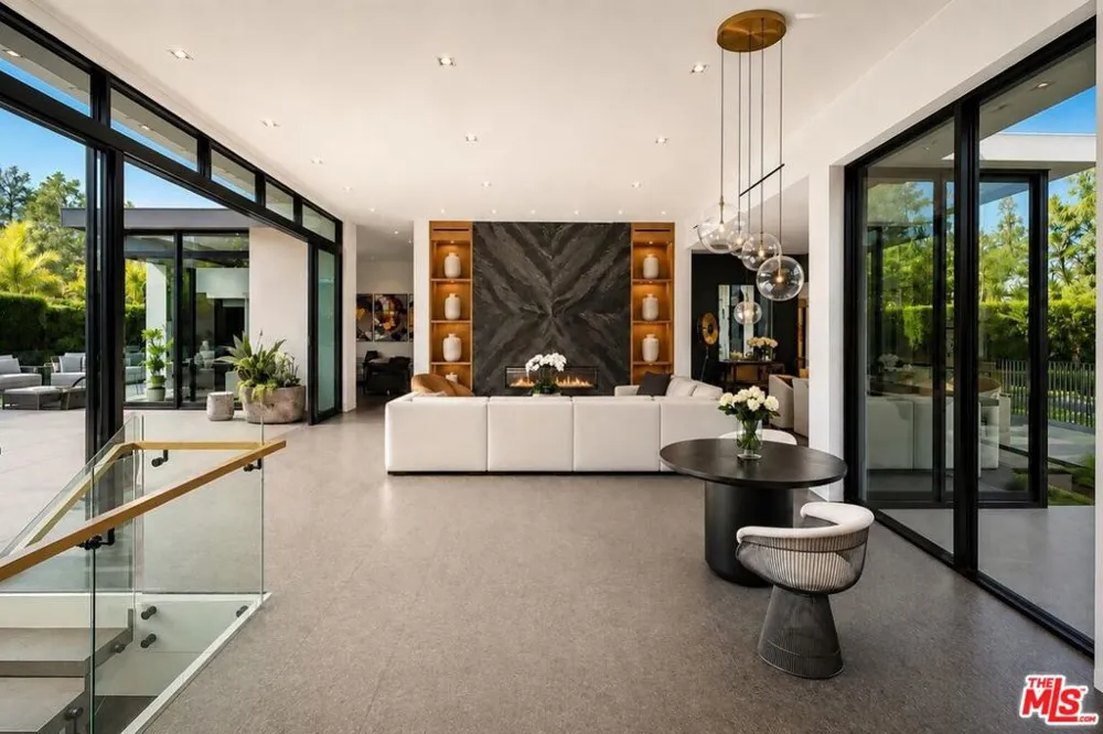 1049 Loma Vista Drive Beverly Hills, CA 90210