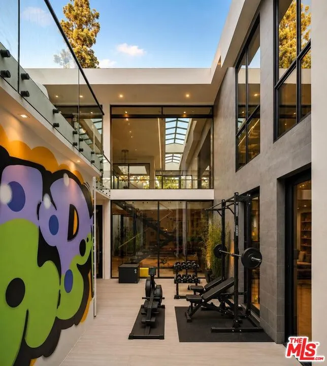 1049 Loma Vista Drive Beverly Hills, CA 90210