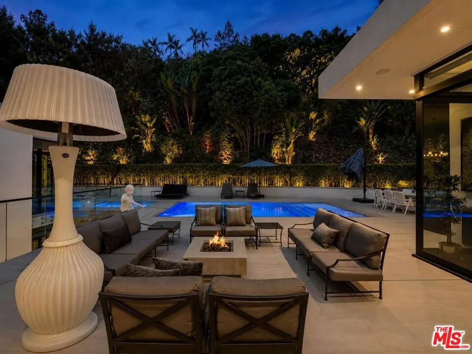 1049 Loma Vista Drive Beverly Hills, CA 90210