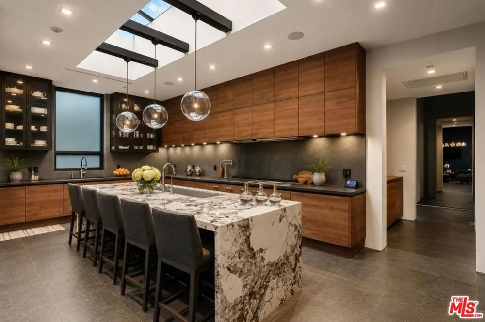 1049 Loma Vista Drive Beverly Hills, CA 90210