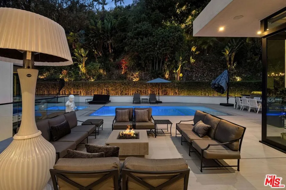 1049 Loma Vista Drive Beverly Hills, CA 90210