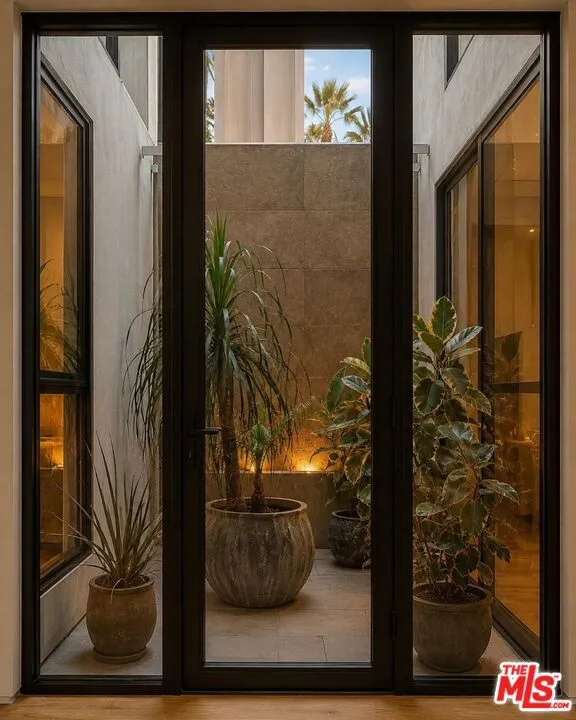 1049 Loma Vista Drive Beverly Hills, CA 90210