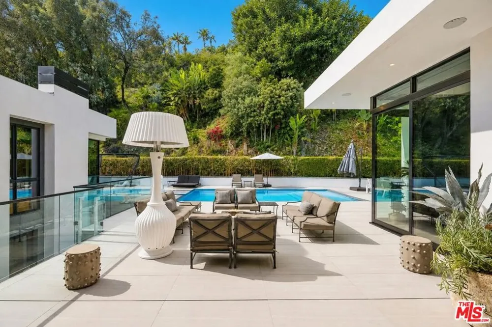 1049 Loma Vista Drive Beverly Hills, CA 90210