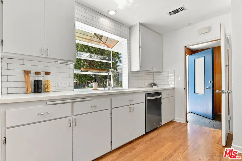 5071 Gaynor Avenue Encino, CA 91436