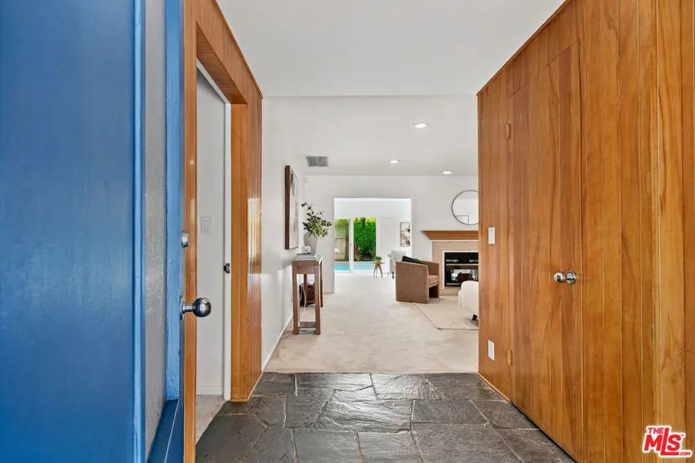 5071 Gaynor Avenue Encino, CA 91436