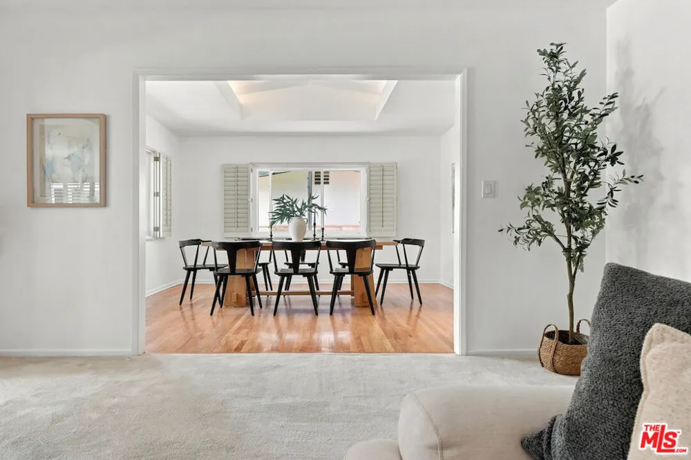 5071 Gaynor Avenue Encino, CA 91436