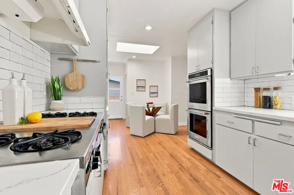 5071 Gaynor Avenue Encino, CA 91436
