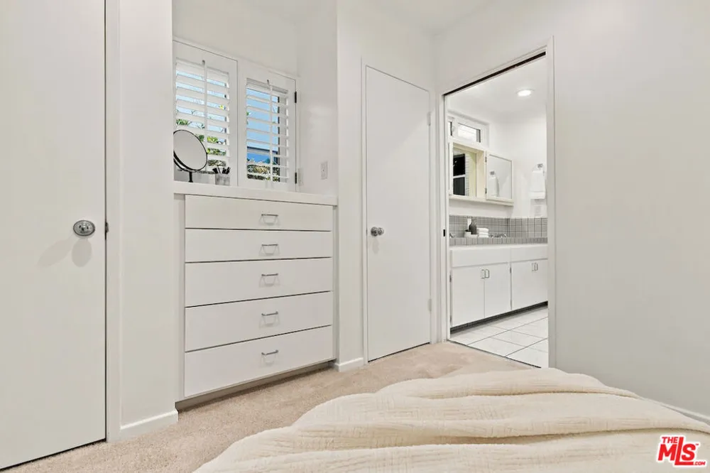 5071 Gaynor Avenue Encino, CA 91436