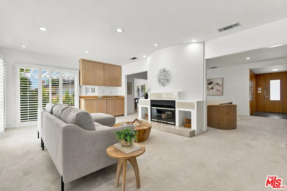 5071 Gaynor Avenue Encino, CA 91436