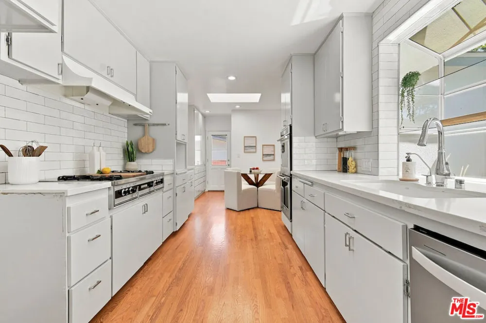 5071 Gaynor Avenue Encino, CA 91436