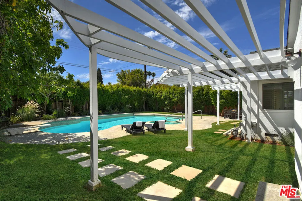 5071 Gaynor Avenue Encino, CA 91436